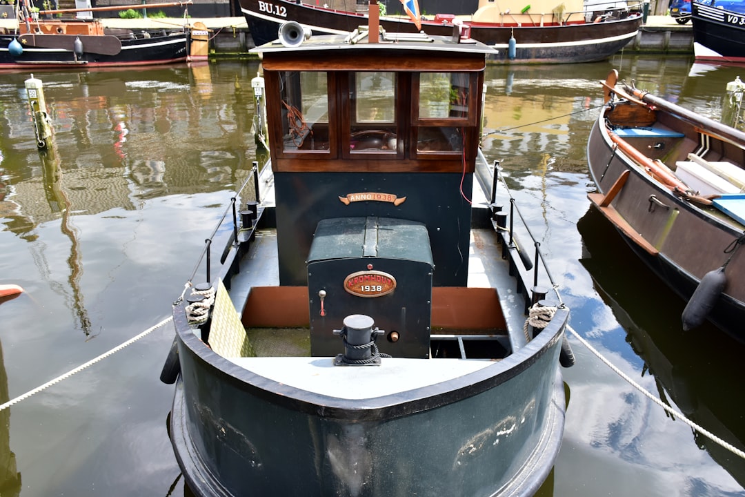 A group of boats docked in a harbor