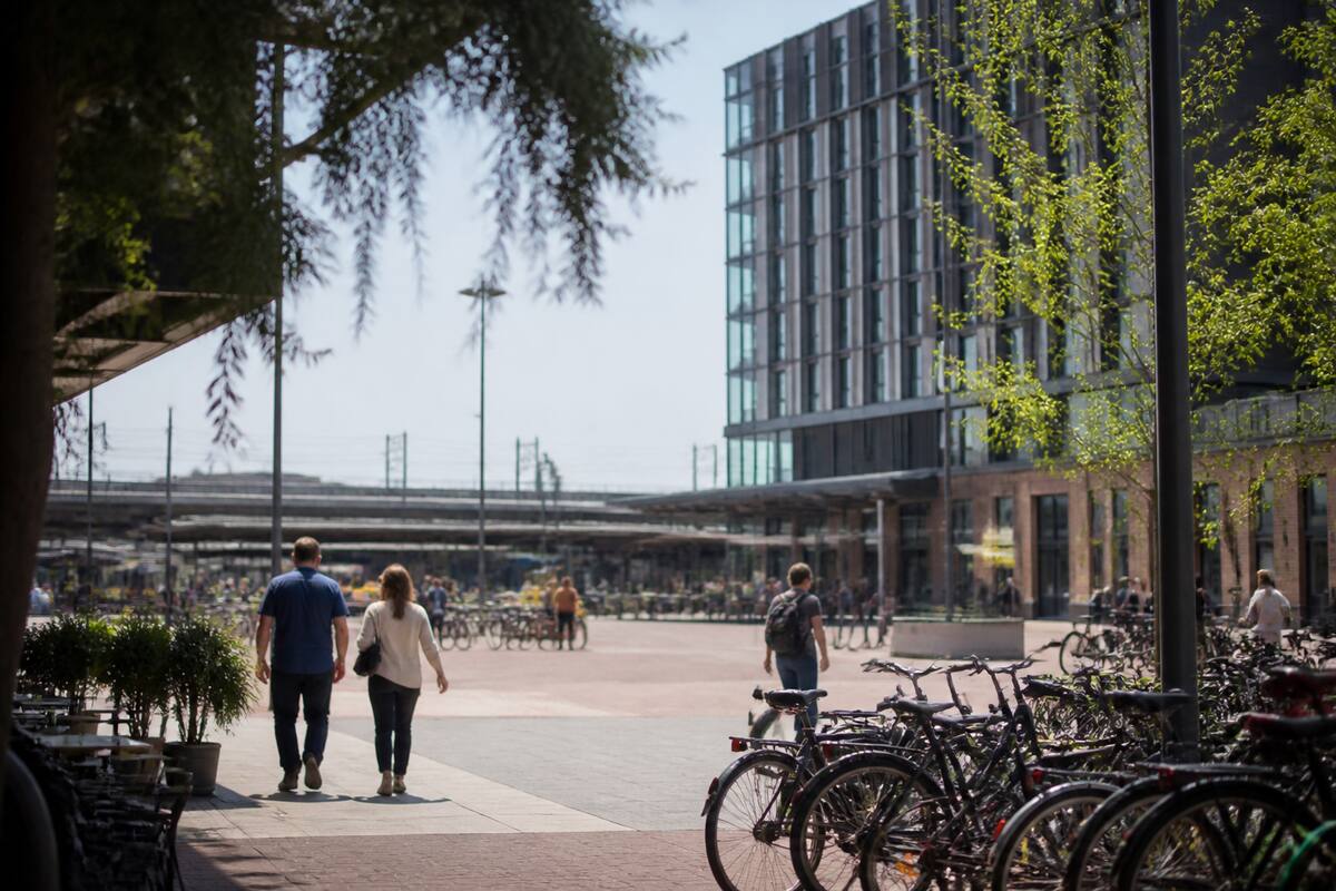Vakanties vergelijken en stedentrip plannen met een overzicht van reisopties in een Europese stad